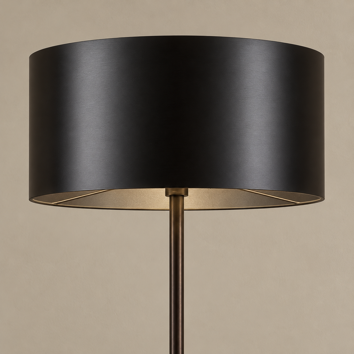 Close view of the CLSEW025B floor lamp’s black metal drum, thin rim and underside supports.