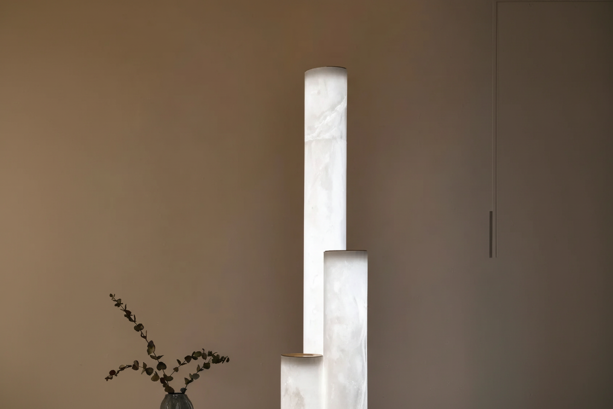 LAMPADA DA TERRA LED IN ALABASTRO NATURALE E OTTONE | LUCE D’ALABASTRO