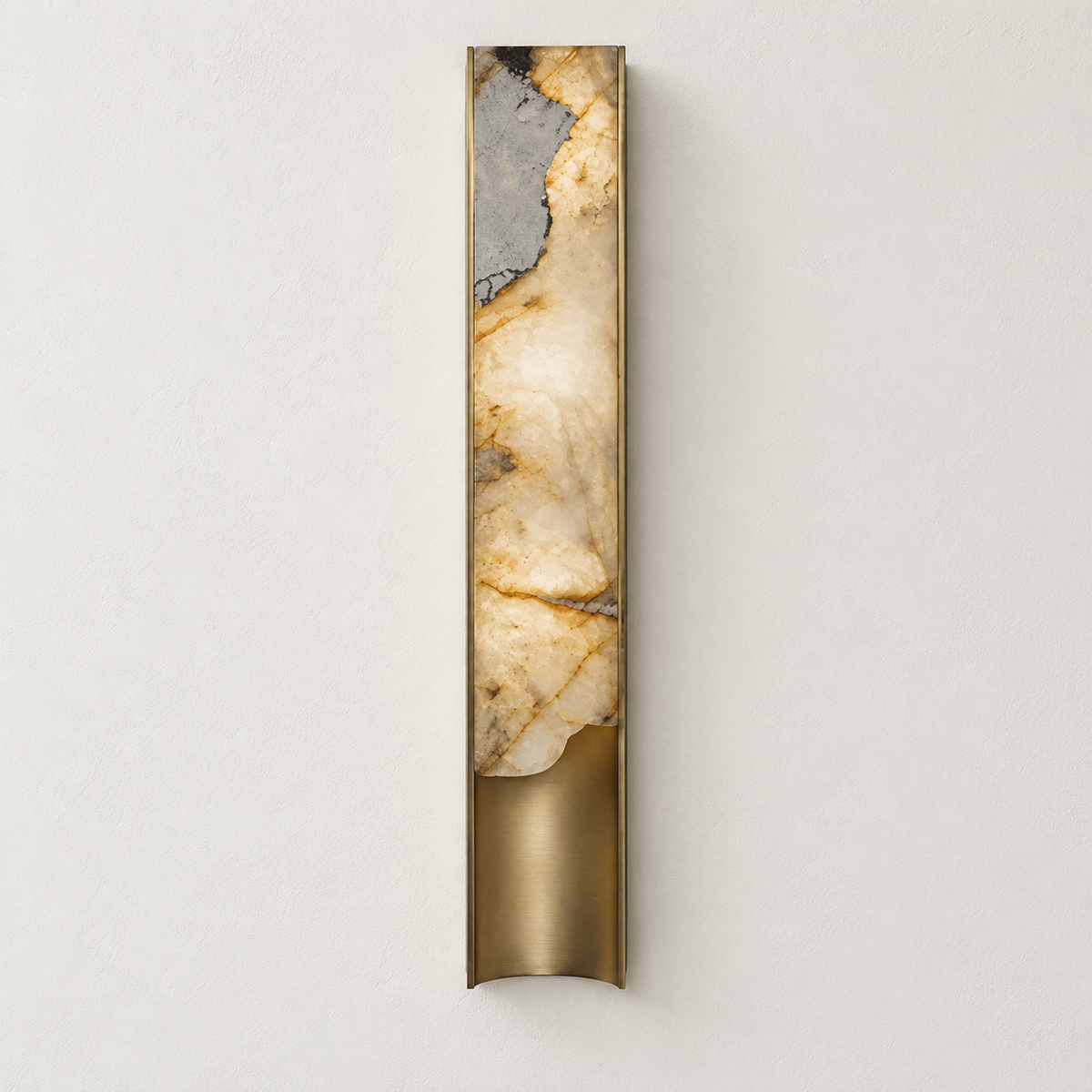 Large 90 cm onyx and brass wall sconce, viewed from the front.