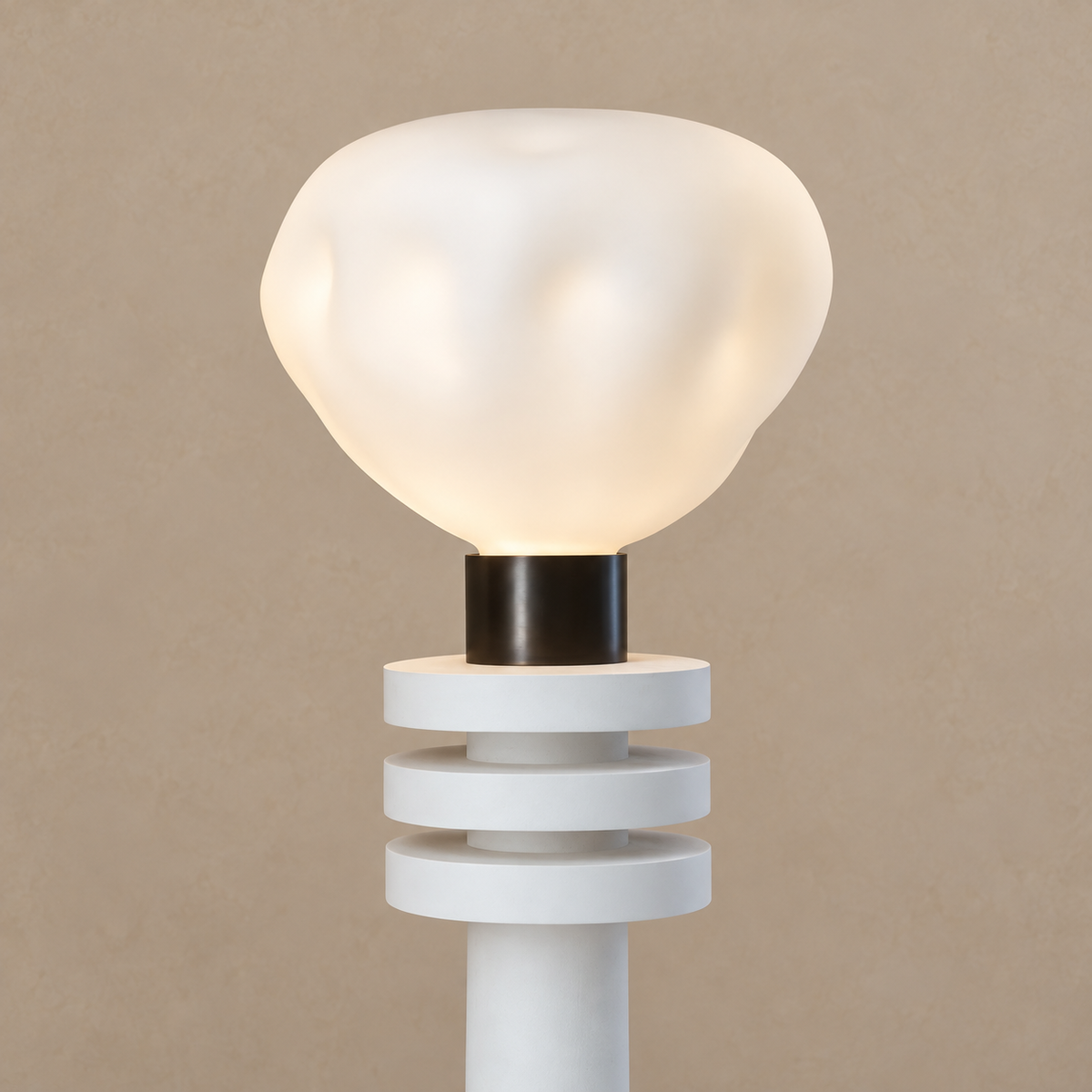 Illuminated organic shade, dark collar and white stacked discs of the CLYHO0288 lamp.