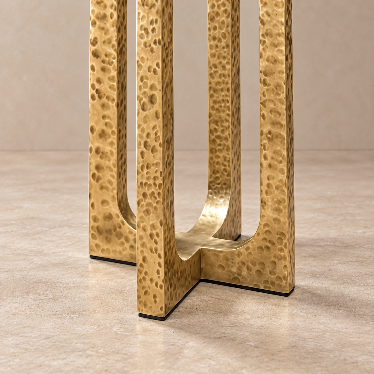 Close view of the CLHJRH054 floor lamp’s hammered gold frame and crossed lower supports.