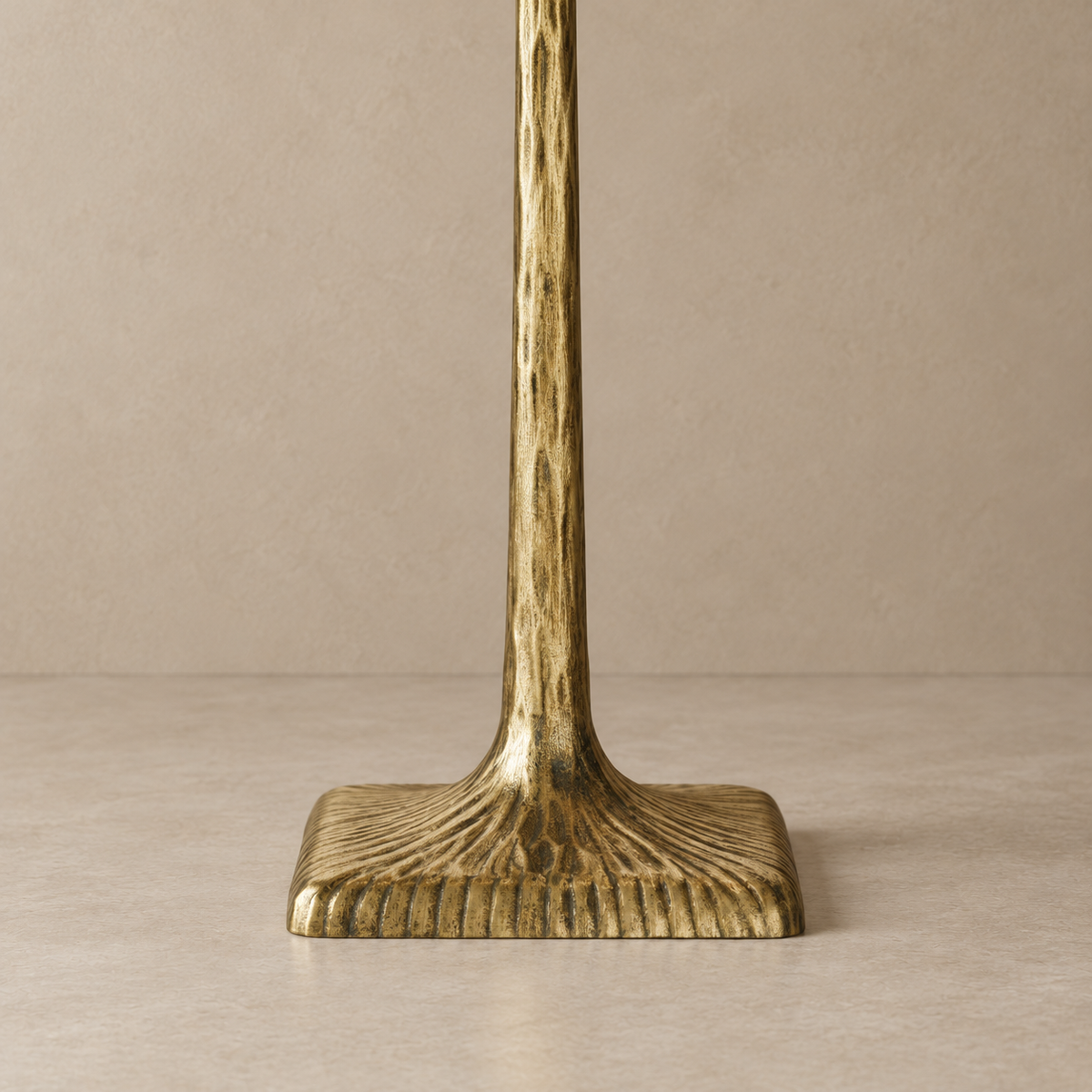 Close view of the CLVGTPO1 floor lamp’s textured brass stem and ridged rectangular base.