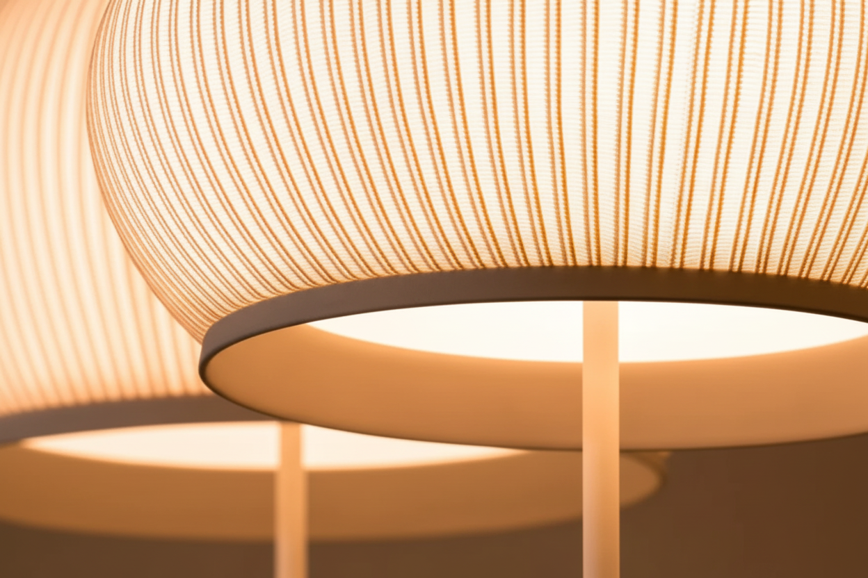 Настольная лампа из ткани для вязания цвета экрю