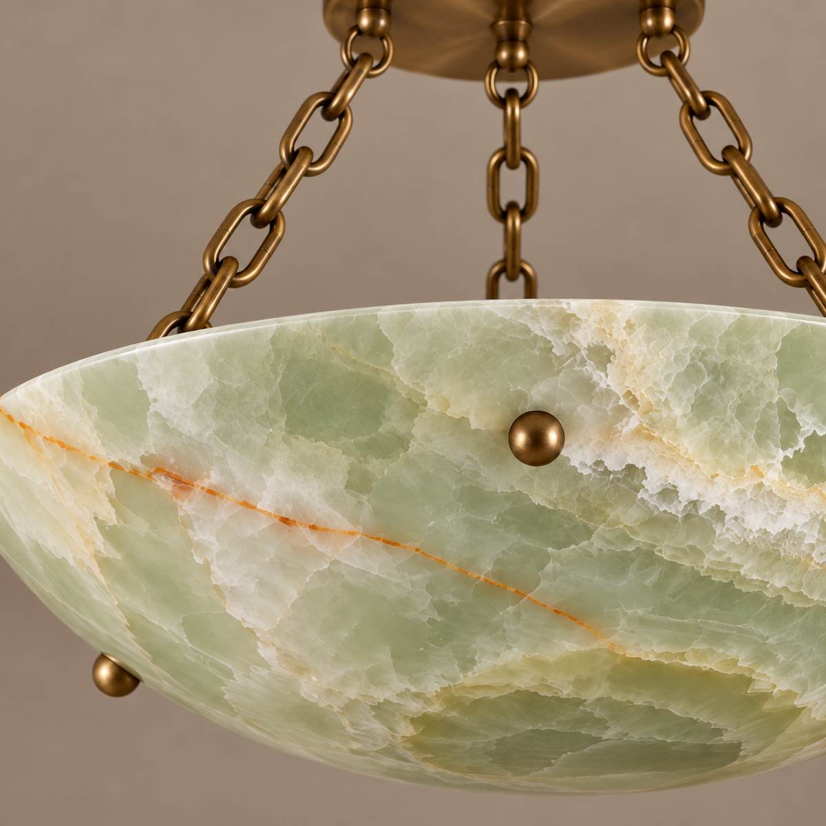 Close-up of onyx bowl rim with brass ball fixing and linked chain on the CLAS0250B-GO.
