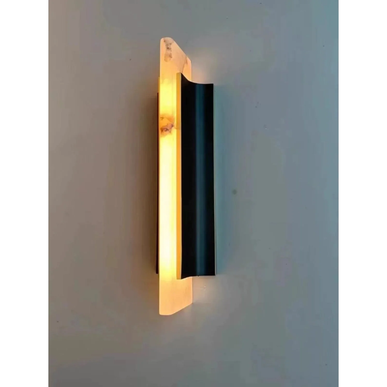 Modern Alabaster Wall Sconce – Black & Brass for Hallway Bedroom