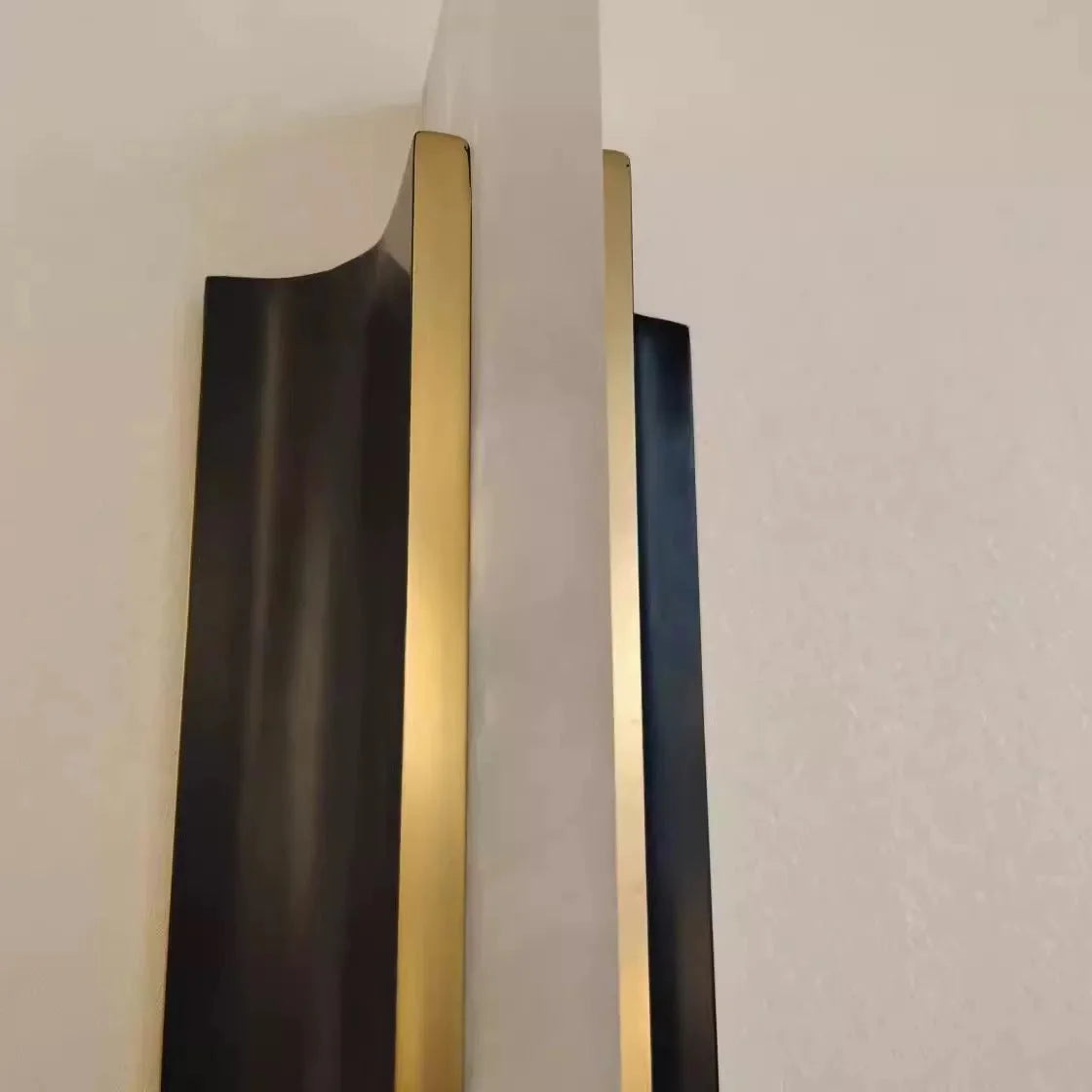 Modern Alabaster Wall Sconce – Black & Brass for Hallway Bedroom