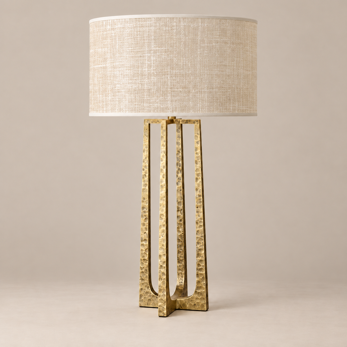 LAMPADA DA TAVOLO SCULTURALE IN RAME BATTUTO