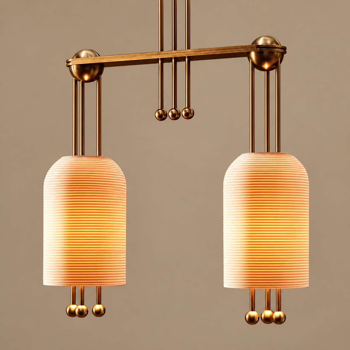 LAMPE SUR PIED SCULPTURALE EN LAITON