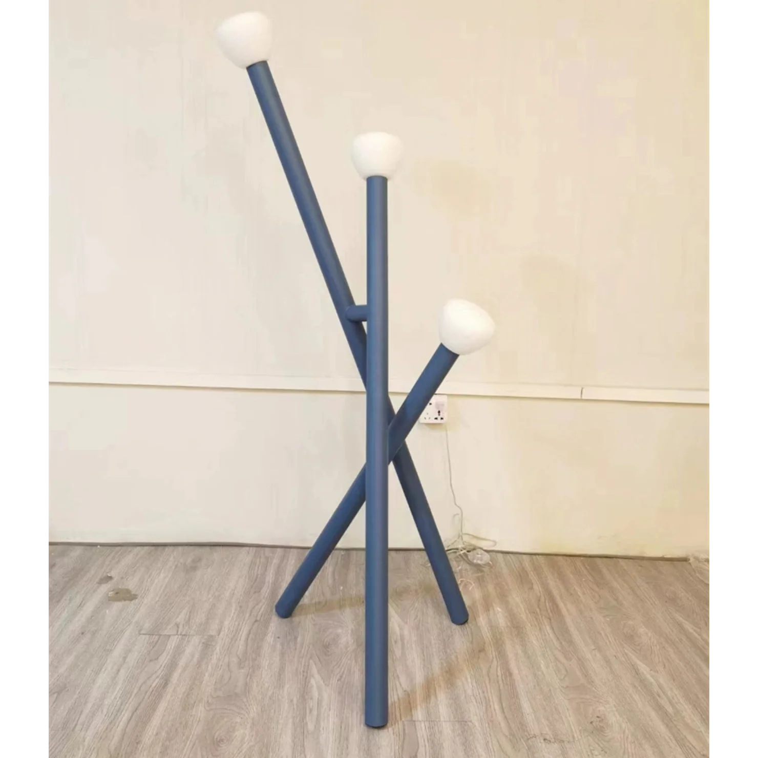 Modern Tripod Floor Lamp with Leaning Pole Design – Minimalist Led Lighting Accent