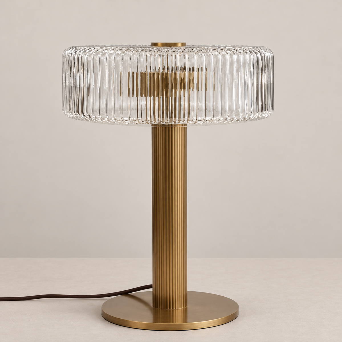 LÁMPARA DE MESA VINTAGE DE CRISTAL ACANALADO Y LATÓN