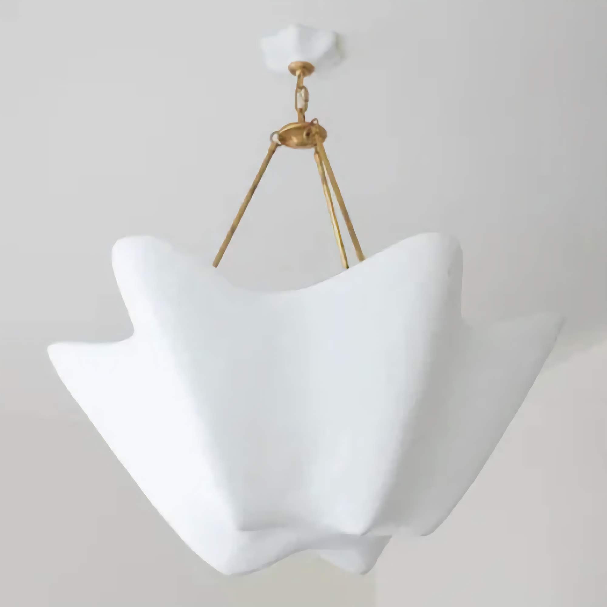 БЕЛЫЙ ГИПСОВЫЙ ПОДВЕС С ЛАТУННОЙ ЦЕПЬЮ